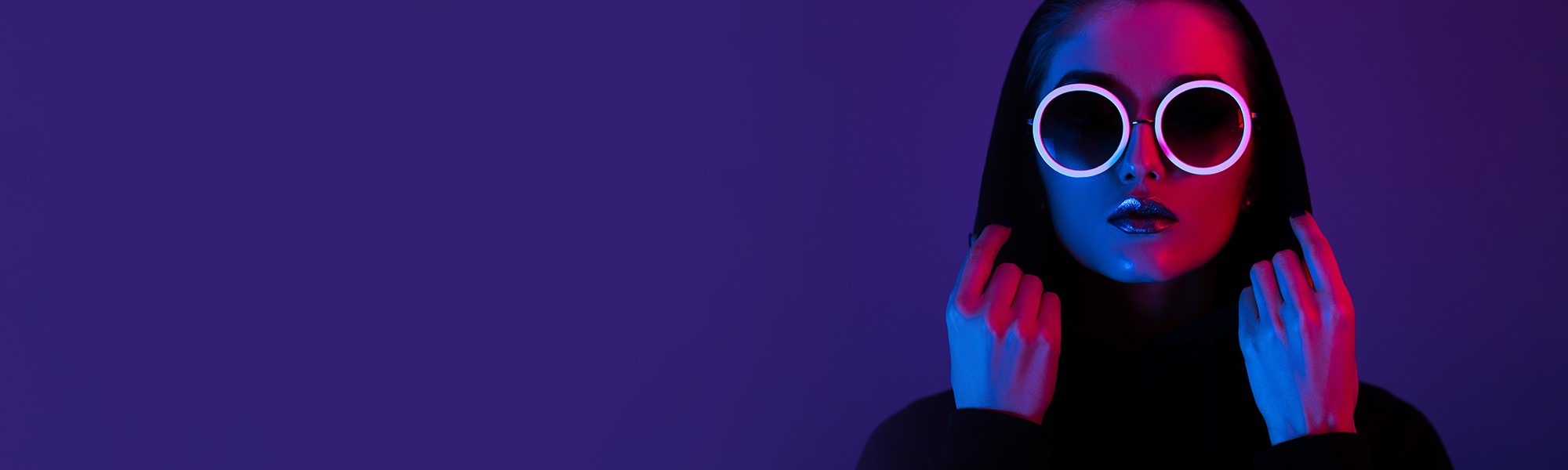 Woman wearing round sunglasses